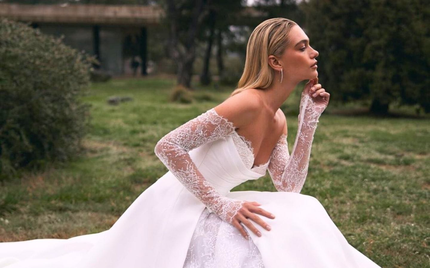 Modelo vestindo vestido de noiva Coleção Iconic Bride — La Modelista, atelier no Rio de Janeiro