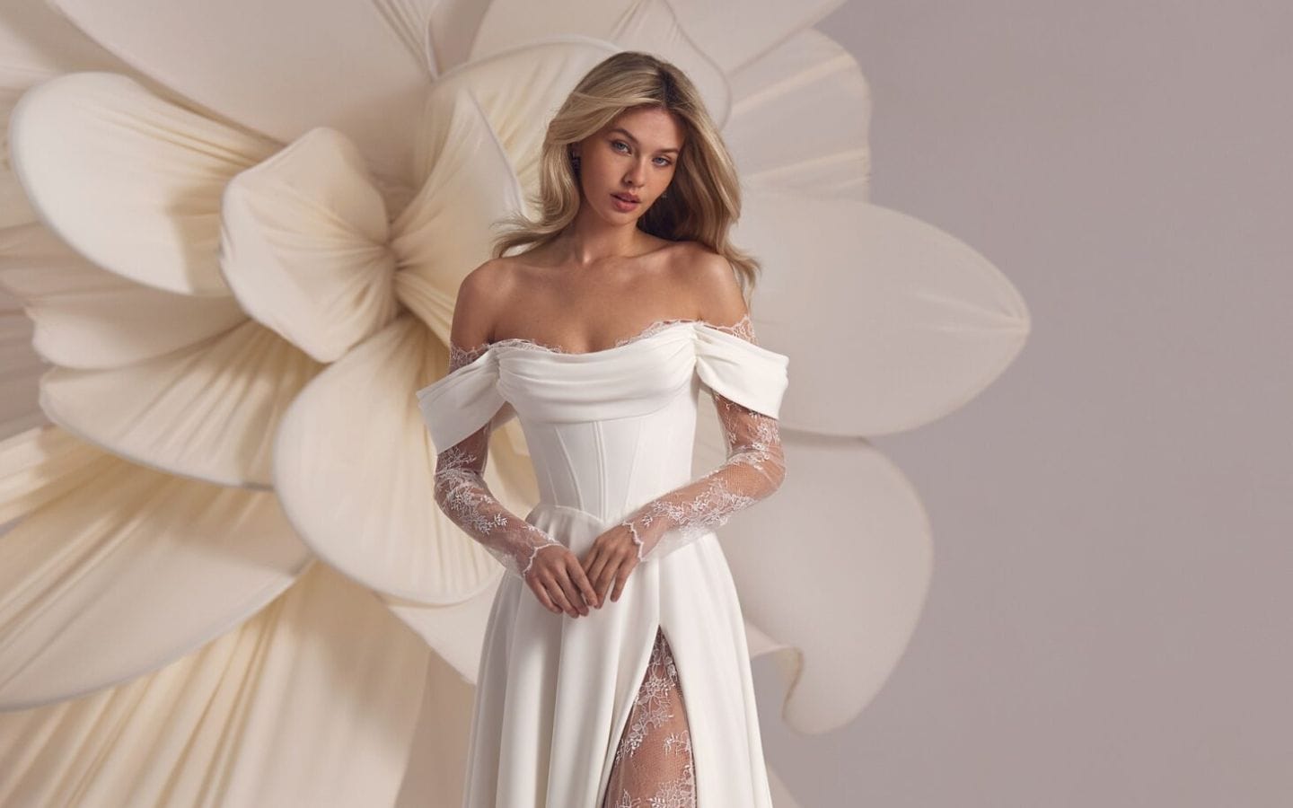 Modelo vestindo vestido de noiva Coleção Solara — La Modelista, atelier no Rio de Janeiro