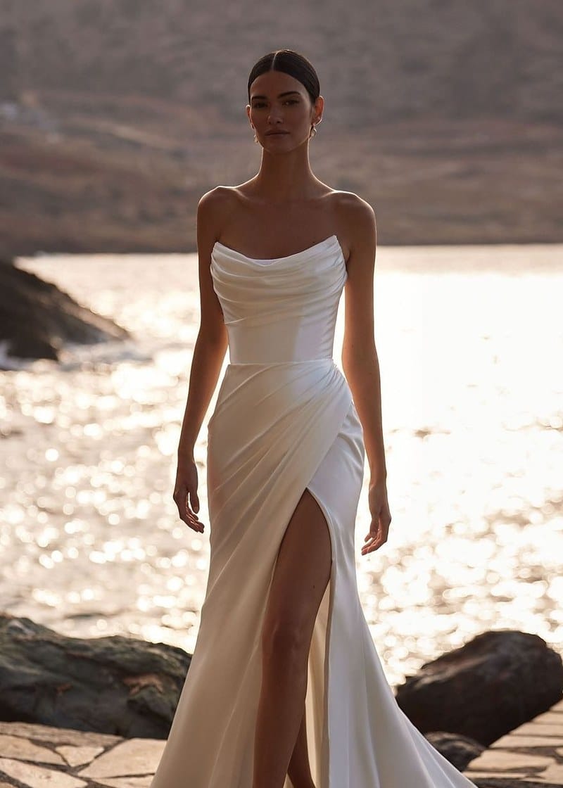 Vestido de noiva Bellissima, sereia em cetim com corpete drapeado e fenda alta, Coleção Maison Blanche, La Modelista, atelier de noivas no Rio de Janeiro
