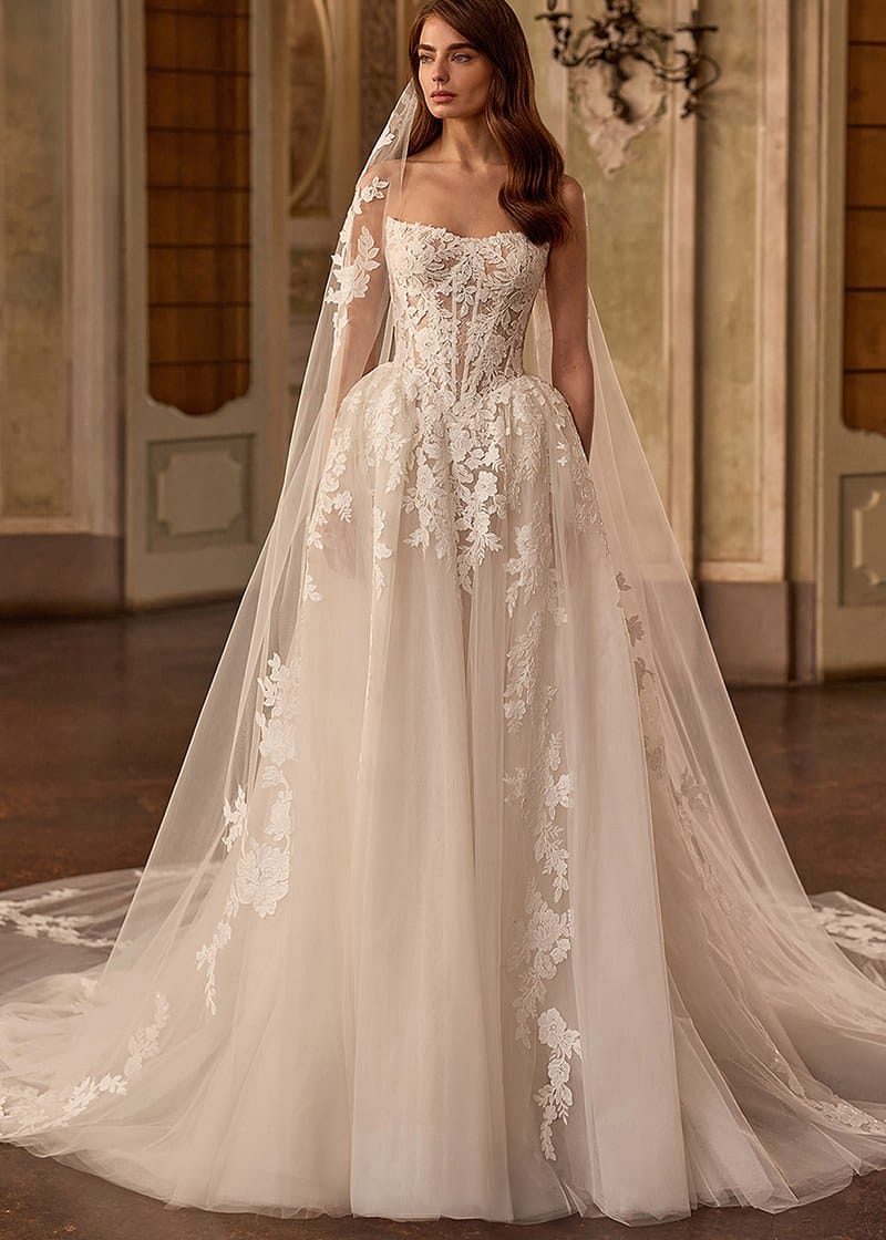 Vestido de noiva Fortuna, evasê em renda floral sobre cetim, decote V suave e mangas transparentes, Coleção Maison Blanche, La Modelista, atelier de noivas no Rio de Janeiro