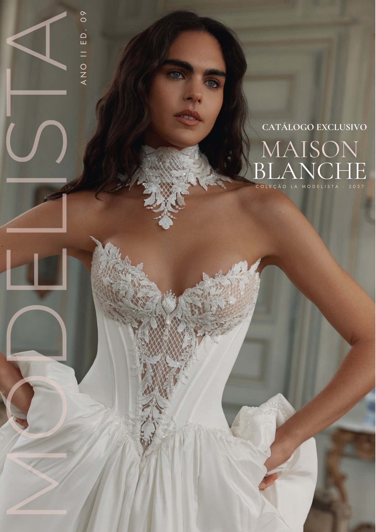 Capa do catálogo da Coleção Maison Blanche 2027, vestido de noiva princesa em tafetá e renda com gargantilha bordada, La Modelista, atelier de noivas em Botafogo, Rio de Janeiro